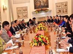 
      
      India, Vietnam hold delegation level talks 
      
      