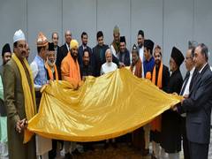 
      
      PM Modi hands over  'Chadar' for offering at  Ajmer Sharif 
      
      