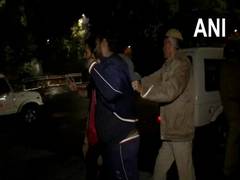 
      
      Police disperse protestors who gheraoed Kejriwal's residence...
      
      