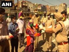 
      
      Punjab police felicitate sanitation workers with kits
      
      