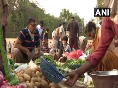 
      
      People disobey social distancing norm at Mumbai's Byculla Market 
      
      