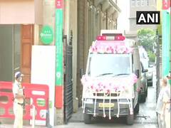 
      
      Mortal remains of veteran actor Rishi Kapoor being taken to...
      
      