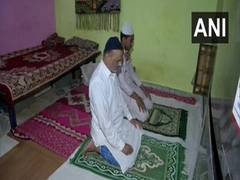 
      
      Delhi lockdown: People offer prayers at home during Ramzan 
      
      