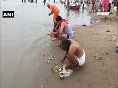 
      
      UP: Devotees gather at Sangam Ghat to celebrate Guru Purnima
      
      