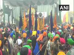 
      
      Nagar kirtan, turban langar organised at Singhu border 
      
      