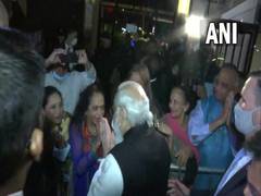
      
      PM Modi meets people of Indian Diaspora outside hotel in New York
      
      