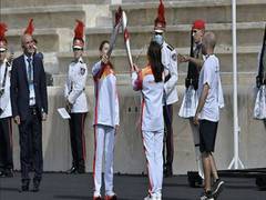 
      
      Winter Olympics flame on its way from Rome to Beijing
      
      