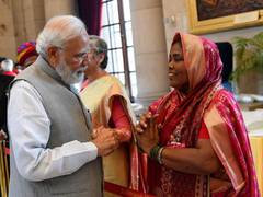 
      
      PM Modi expresses gratitude towards Padma awardee Dulari Devi...
      
      
