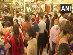 
      
      People throng jewellery shops in Kolkata 
      
      