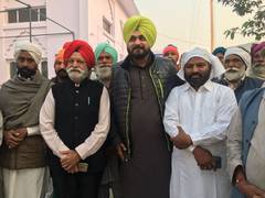 
      
      Navjot Sidhu offers Ardas at a Faridkot Gurudwara, prayed for...
      
      