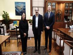 
      
      Foreign Secy Shringla meets White House official, discusses...
      
      