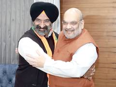 
      
      Home Minister Amit Shah welcomes Manjinder Singh Sirsa into BJP
      
      