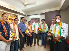 
      
      Goa polls: Pramod Sawant welcomes former sarpanch Fondu...
      
      
