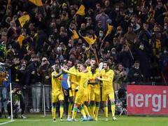 
      
      Ligue 1: Neymar misses penalty as Nantes stun leaders PSG,...
      
      