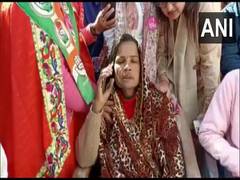 
      
      Unnao girl murder case: Priyanka Gandhi speaks to deceased's...
      
      