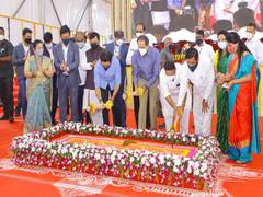 
      
      Uddhav Thackeray lays foundation stone of Sewri-Worli...
      
      