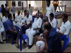 
      
      Cong leader Siddaramaiah protests demanding Eshwarappa's arrest
      
      