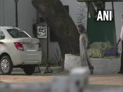 
      
      Delhi: Mehbooba Mufti meets Sonia Gandhi 
      
      