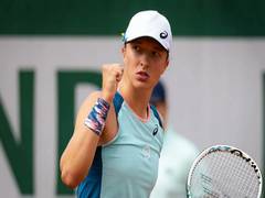 
      
      Swiatek stroms into R3; Sabalenka eases past Brengle
      
      