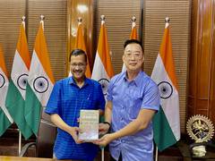 
      
      Delhi CM meets Singapore envoy Simon Wong
      
      