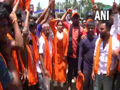 
      
      Karnataka: Right-wing groups gather in Mandya for march to mosque
      
      