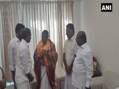 
      
      AIADMK leaders meet NDA presidential candidate Droupadi Murmu
      
      