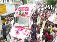 
      
      Ahead of Madras HC verdict, EPS supporters throng Chennai roads
      
      
