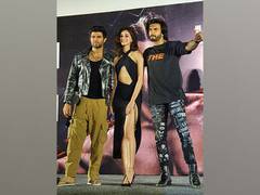
      
      WATCH: Ranveer's hilarious reaction to Vijay wearing chappals
      
      
