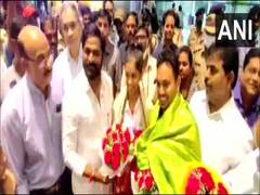 
      
      Gold medalist Sreeja Akula receives grand welcome at airport
      
      