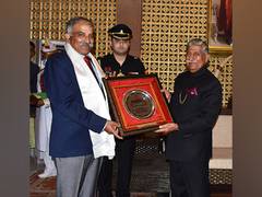 
      
      Army commander calls on Arunachal Guv
      
      