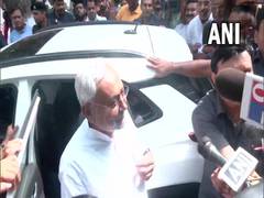 
      
      Nitish calls Lalu before oath, RJD supremo congratulates him 
      
      