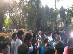 
      
      Veeru Devgan's last rites held at Vile Parle Crematorium
      
      