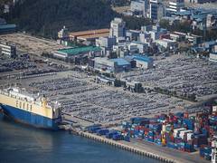 
      
      S Korea exports hit all-time high in 2021
      
      