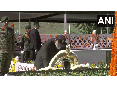 
      
      Drass: PM Modi pays tribute to bravehearts on Kargil Vijay Diwas
      
      
