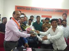 
      
      Sudhir Kandolkar quits BJP, joins Congress with 350 supporters
      
      