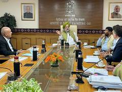 
      
      Hardeep Puri reviews 11th round bidding for City Gas Distribution
      
      