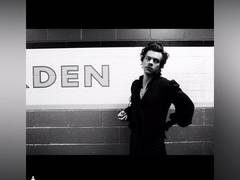 
      
      Harry Styles proves it's a fashion era for men at Gucci show
      
      