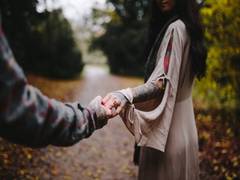 
    Study explains why some people are more affectionate than others
    