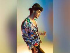 
      
      Ishaan Khatter jams with 'Khaali Peeli' team, shares video 
      
      