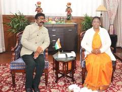 
      
      Hemant Soren meets Governor Draupadi Murmu
      
      