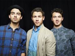 
      
      Jonas brothers write a song within five minutes at 'Late Night'
      
      