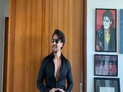 
      
      Tiger Shroff tries hand at singing for 'I For India' concert
      
      