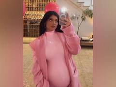 
      
      Pregnant Kylie Jenner rocks pink outfit at Stormi, Chicago...
      
      