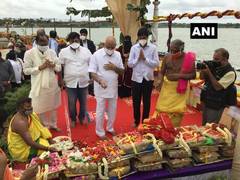 
      
      Karnataka CM offers 'bagina' at Krishna Raja Sagara Dam
      
      