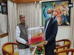 
      
      Karnataka deputy CM presents 140 g gold crown to chief secy 
      
      