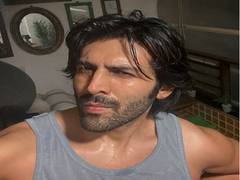 
      
      Kartik Aaryan treats fans with midnight workout selfie
      
      