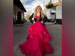 
      
      Kelly Clarkson posts piece of advice for Taylor Swift amid...
      
      