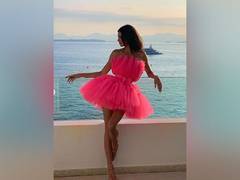 
      
      Kendall Jenner kicks off the #bottlecapchallenge in unique way
      
      
