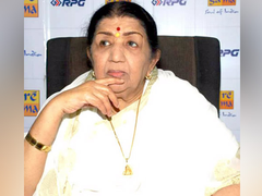 
      
      Raj Thackeray visits Lata Mangeshkar at hospital
      
      