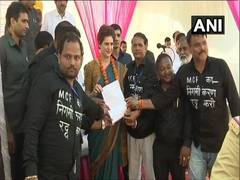 
      
      Raebareli: Priyanka meets Modern Coach Factory workers...
      
      